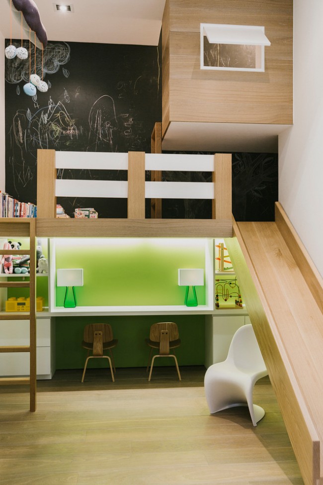 Loftová postel ve světle zeleném dětském moderním stylu