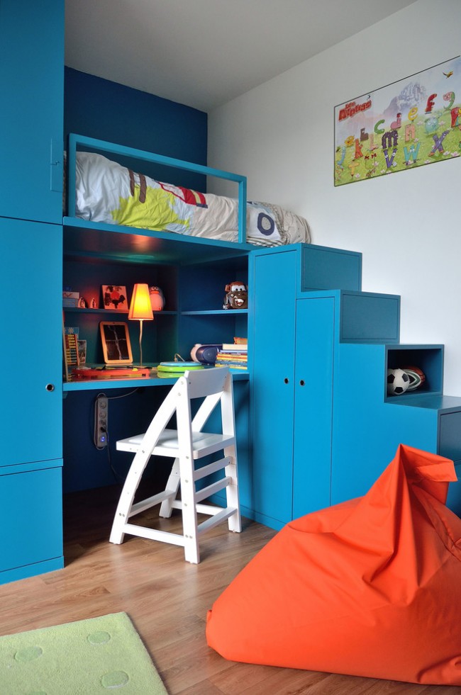 Velkolepá kombinace tmavé tyrkysové a světlé terakoty v designu dětského nábytku