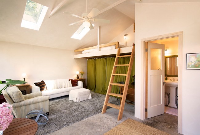 Podkrovní postel pro dospělé lze také kombinovat s pracovním prostorem a dalším nábytkem