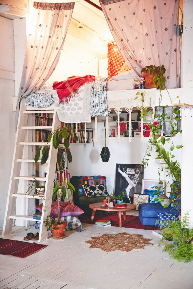 Krásný interiér v boho stylu. Prostor na spaní je útulně izolován závěsy