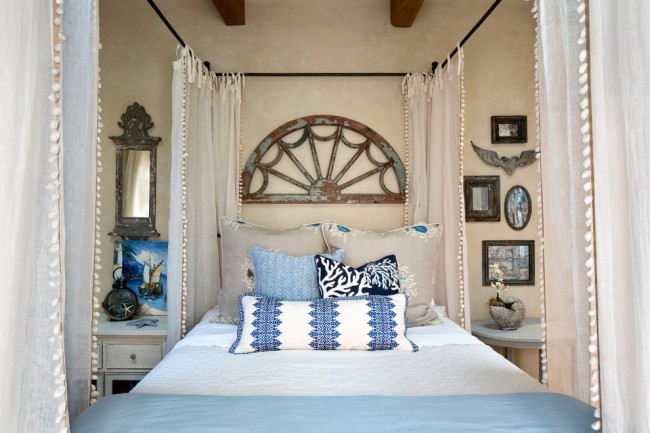 Plážový styl v ložnici a průsvitný závěs kolem postele