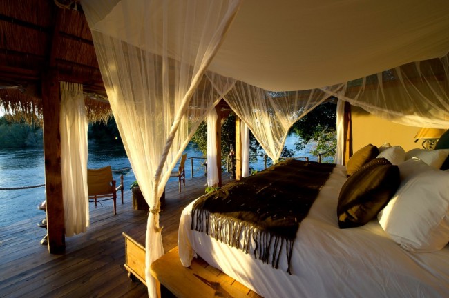 Ostrovní ložnice, ve které takový baldachýn nad postelí slouží jako ochrana před otravným hmyzem