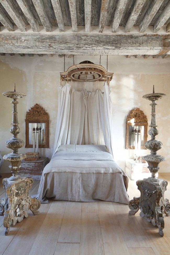 Dekorace ložnice, kde se prolíná moderna, letitý šik a luxus bohatých domů francouzské koloniální doby