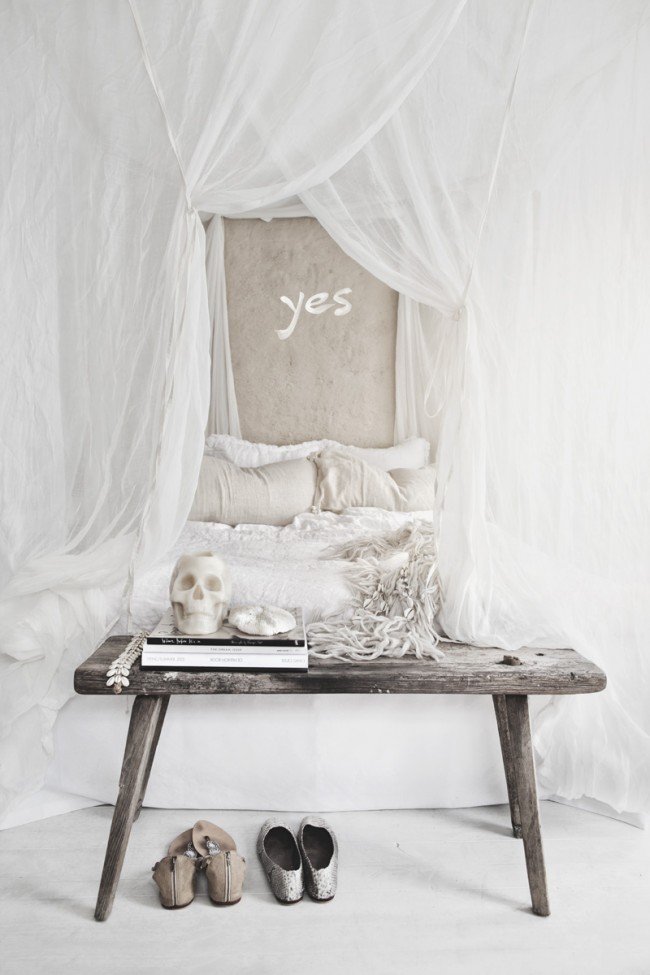 Lehké látky nad postelí vytvářejí v ložnici romantickou atmosféru