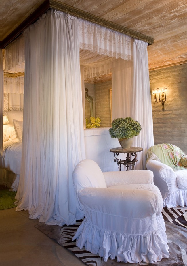 Ložnice ve stylu Provence s bílou bavlnou, jemně nabíraným baldachýnem