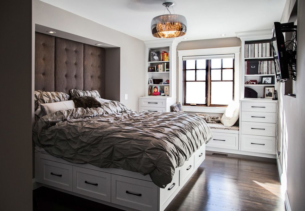 Tato postel s prostornými zásuvkami je ztělesněním závažnosti a elegance.