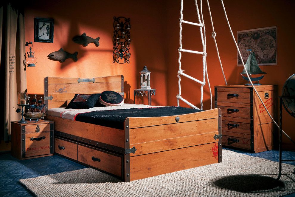Dřevěné boxy pod postelí odrážejí obrubníky a komody a vytvářejí s nimi originální sadu vyrobenou v lodním motivu