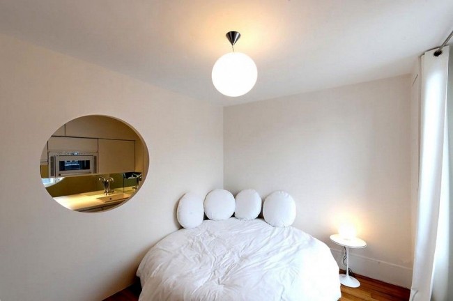 Damit das Bett in einem mittelgroßen Raum nicht klobig wirkt, kann es im minimalistischen Stil gewählt werden. Und dann nicht mit Textildekor überladen