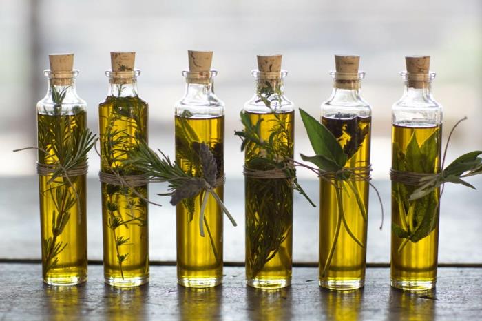faites vous-même de l'huile à base de plantes aromatique
