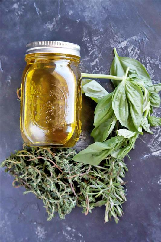 Faites votre propre huile d'herbes basilic thym