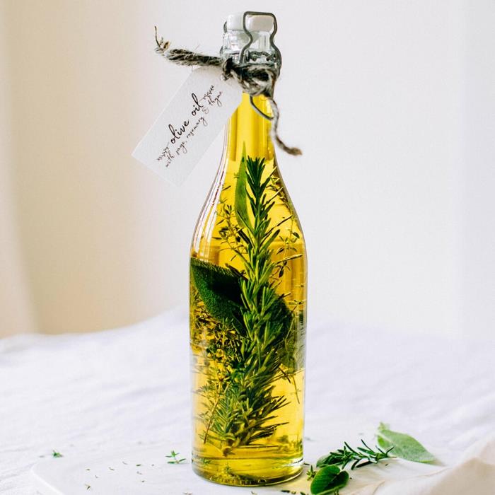 Faites vous-même de l'huile à base de plantes d'estragon