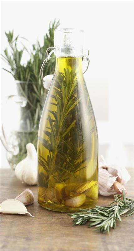 Faites vous-même de l'huile d'herbes à l'ail