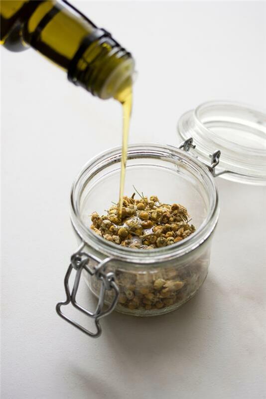 Faites vous-même une délicieuse huile à base de plantes à la camomille