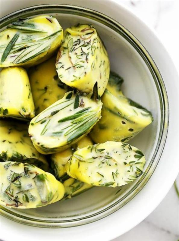 Faites votre propre huile d'herbes herbes congelées dans de l'huile d'olive