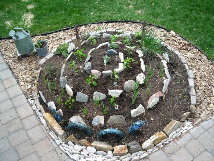 herbe spirale pierres naturelles paillis jardin