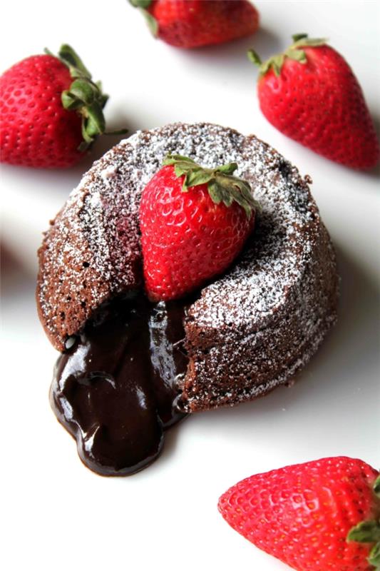 udekoruj ciasto truskawkami czekoladowe ciasto lawowe