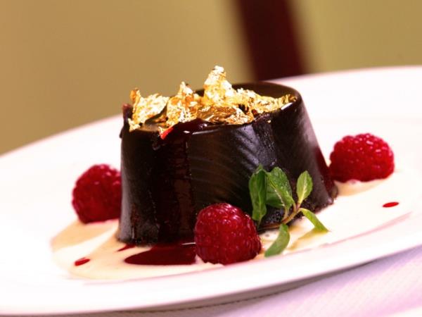 décoration de gâteau gâteau au chocolat mûres décoration de desserts