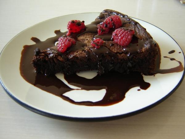 udekoruj ciasto czekoladowe ciasto kuszące pomysły cukierki czekoladowe