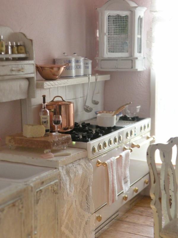 kuchnia shabby chic jasne meble podłoga drewniana