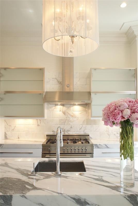 Idée de mur arrière de cuisine aspect marbre fleurs îlot de cuisine