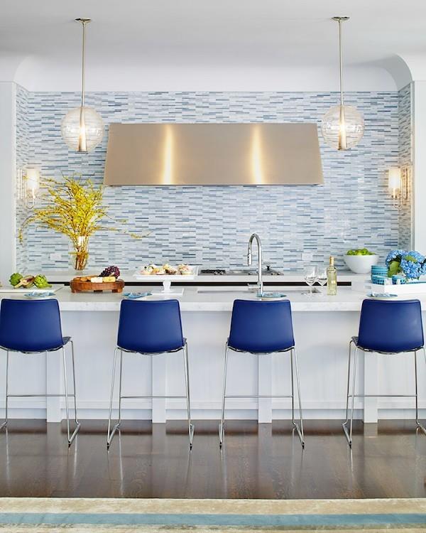 Idées de mur de fond de cuisine carreaux de mosaïque tabouret de bar bleu
