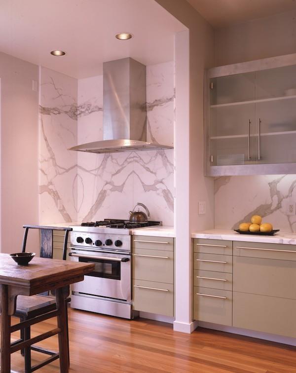 mur arrière de la cuisine aspect marbre élégant pratique