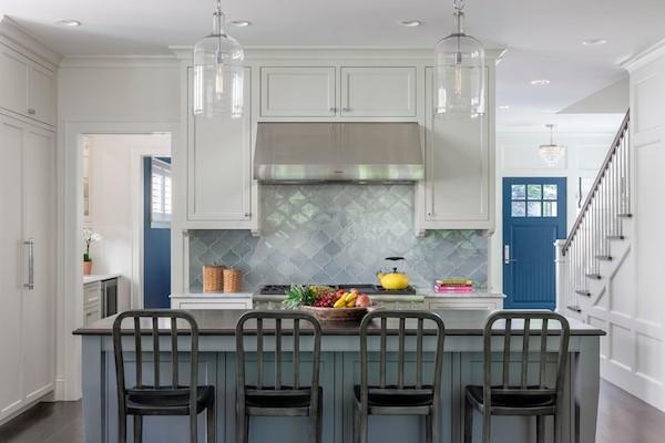 kuechenrueckwand carreaux muraux îlot de cuisine accents bleus