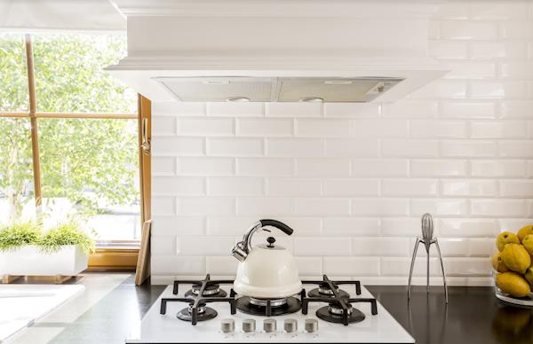 mur arrière de la cuisine carrelage métro blanc contraste de couleur