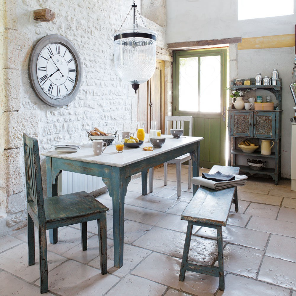 Кухня с интериор в стил Прованс, в която всеки елемент на декора е успешно подбран