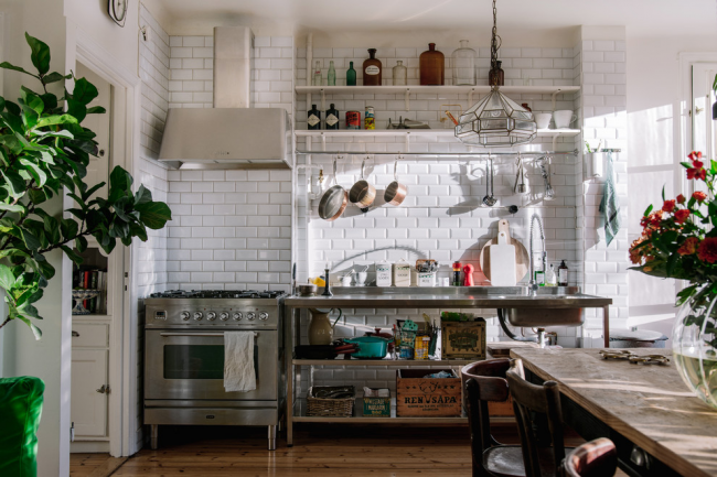 يعد المطبخ الانتقائي بدون خزانات كبيرة مغلقة خيارًا اقتصاديًا