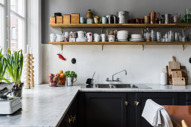 في المطبخ الصغير ، قد تصبح الأرفف المفتوحة مكانًا لتخزين الأطباق وأدوات المطبخ الأخرى.