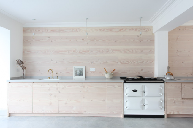 مطبخ خشبي فاتح على الطراز الاسكندنافي بدون خزانات علوية