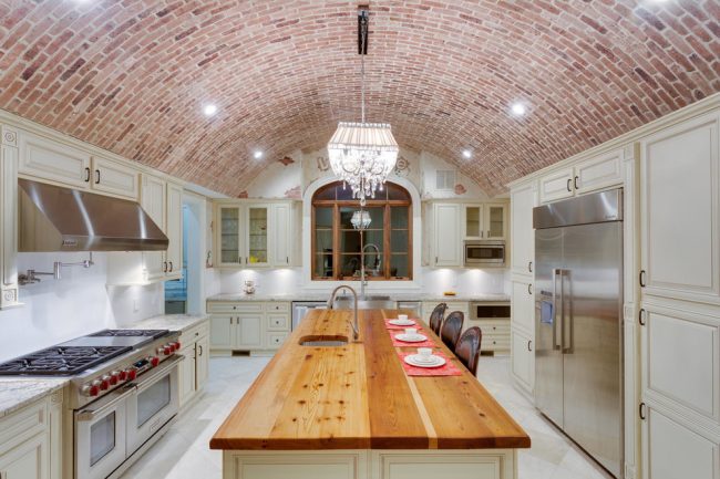 Luxusní světlá kuchyně s půlkruhovým stropem ve zdivu