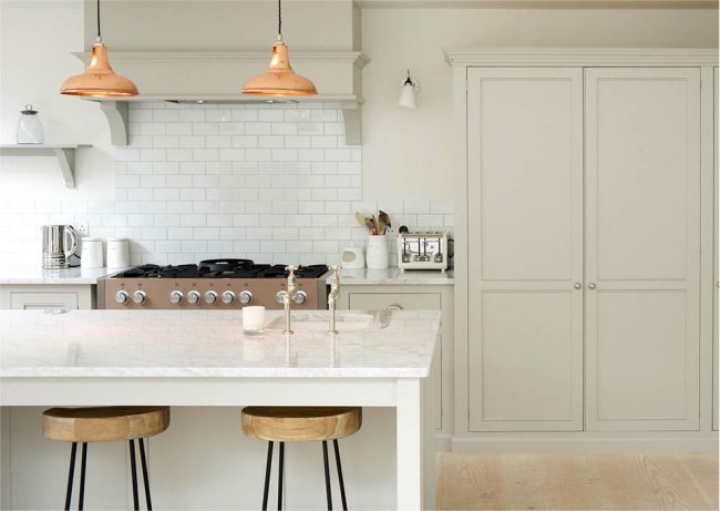 Jednobarevná světlá kuchyně vytváří v domácnosti zvláštní atmosféru