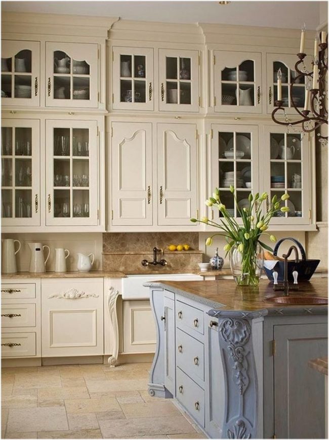 Dřevěná kuchyňská sada malovaná v pastelových barvách