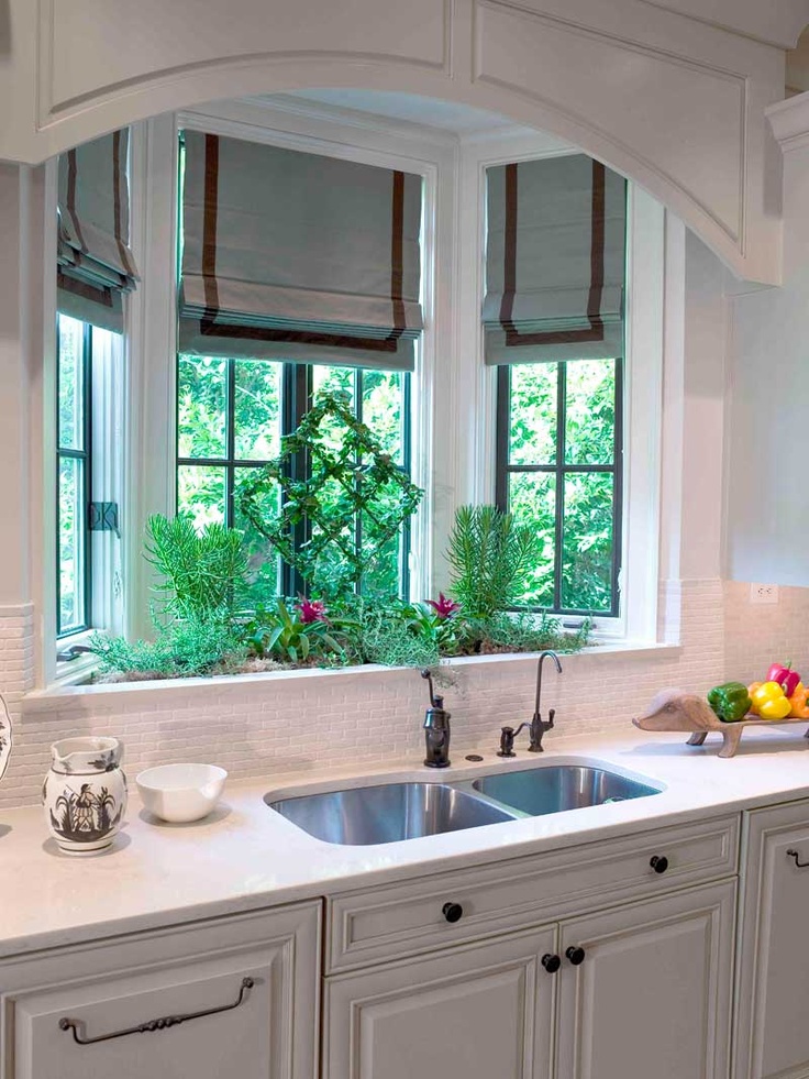 يوفر الحوض بالقرب من النافذة فرصة ممتازة لغسل الأطباق والاستمتاع بالمنظر خارج النافذة