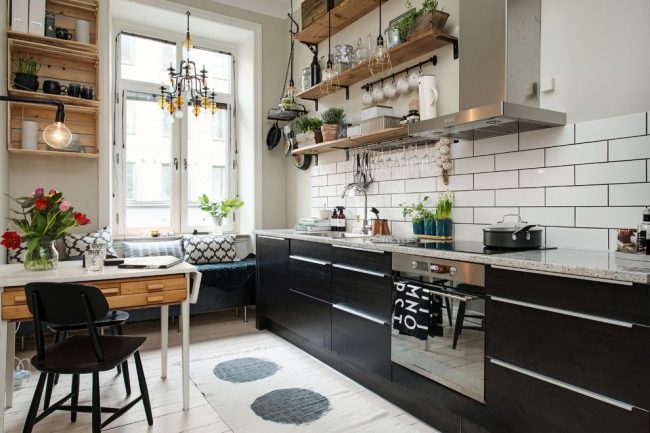مزيج مريح من الأسود والأبيض والبني الفاتح في تصميم المطبخ الاسكندنافي