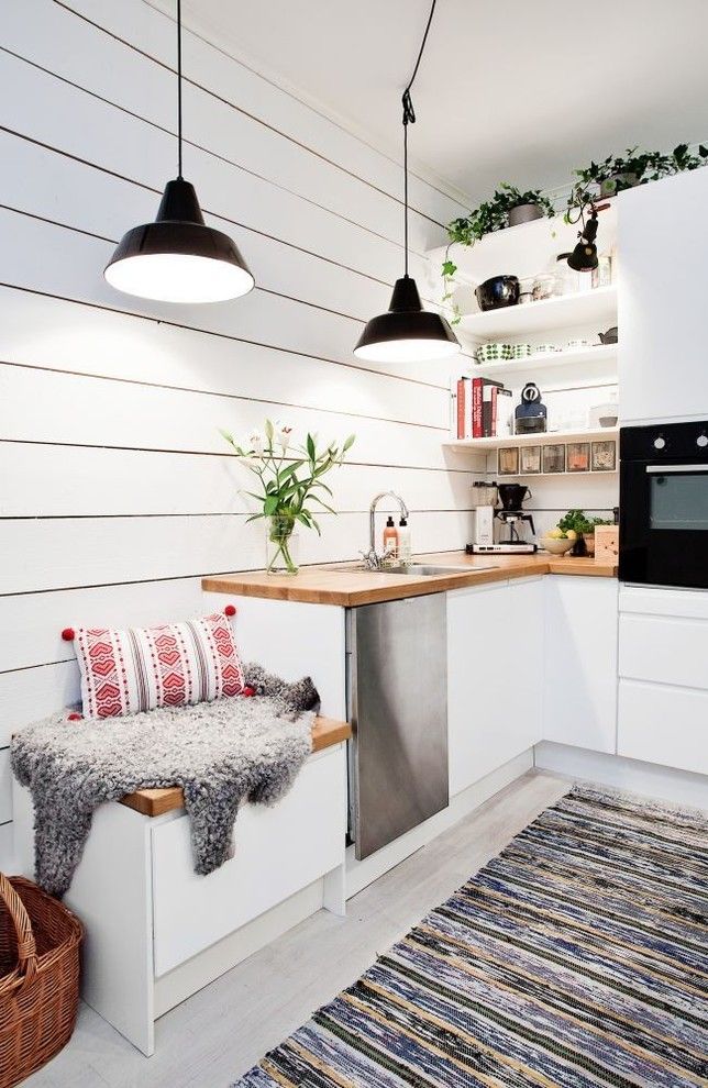 مطبخ أبيض دافئ على الطراز الاسكندنافي مع ممر مخطط على الأرض