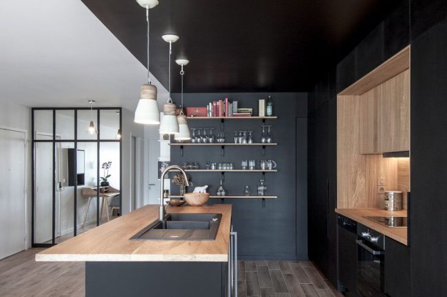 غلبة اللونين الأسود والرمادي في تصميم المطبخ على الطراز الاسكندنافي