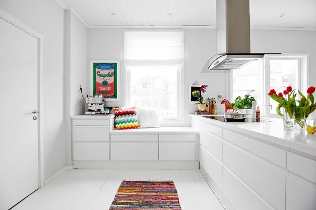 ألواح بيضاء مطلية على أرضية مطبخ أبيض على الطراز الاسكندنافي