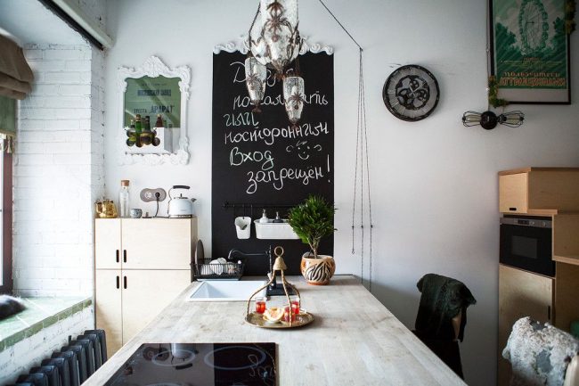 إدراج الجرافيت على الحائط كعنصر زخرفي مناسب في تصميم المطبخ الاسكندنافي