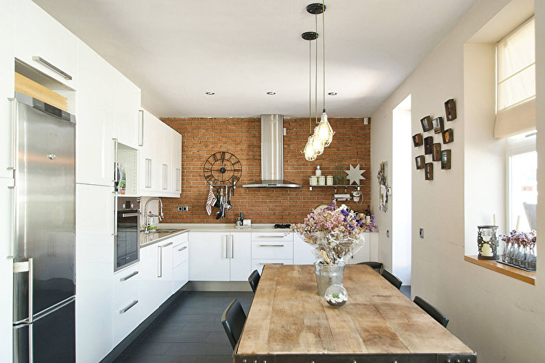Бяла кухня в стил таванско помещение - снимка