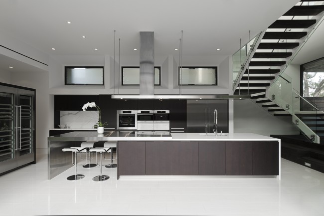 Velmi prostorné kuchyňské studio v přísném barevném schématu, navzdory řídkosti barev, vypadá velmi pohodlně