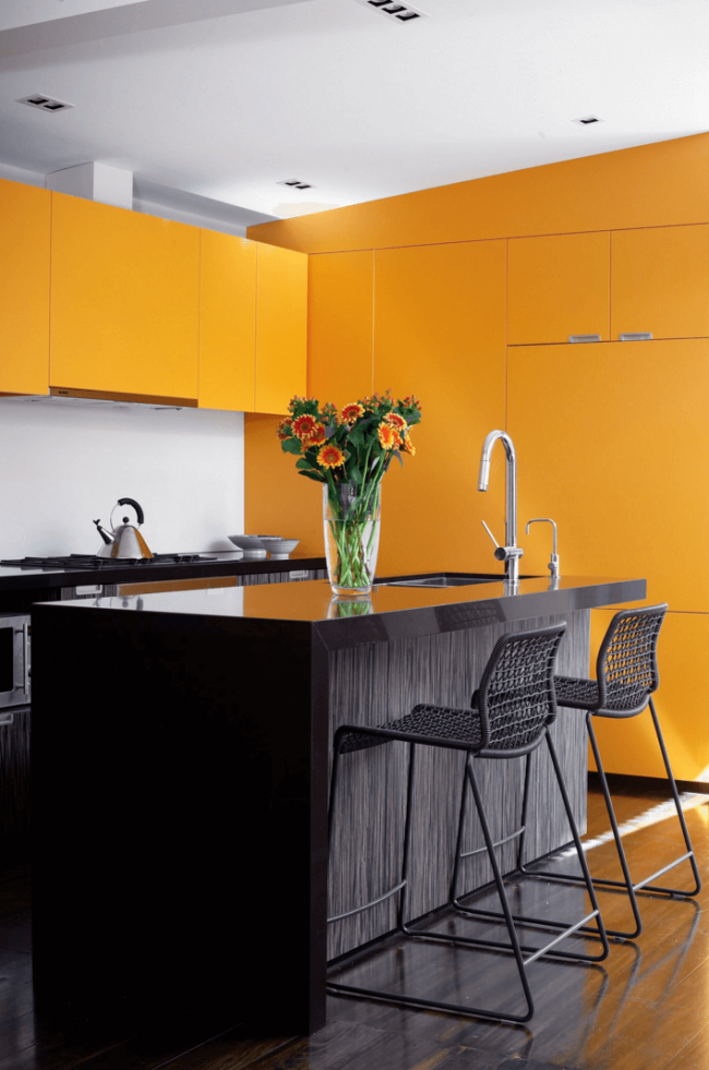 Wenge lze použít v kuchyni s jasnými barevnými akcenty v interiéru. Díky všestranné paletě tohoto stromu se hodí k jakékoli barvě