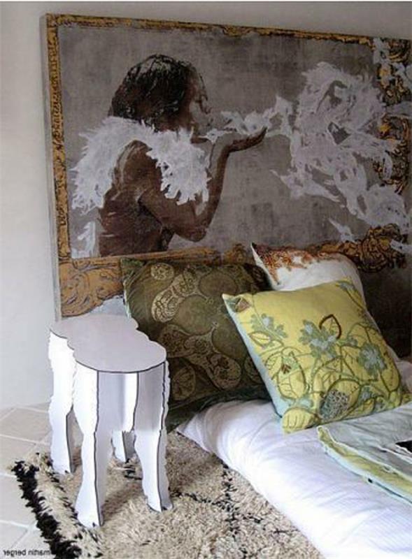 Décoration murale de chambre à coucher avec tête de lit astucieusement