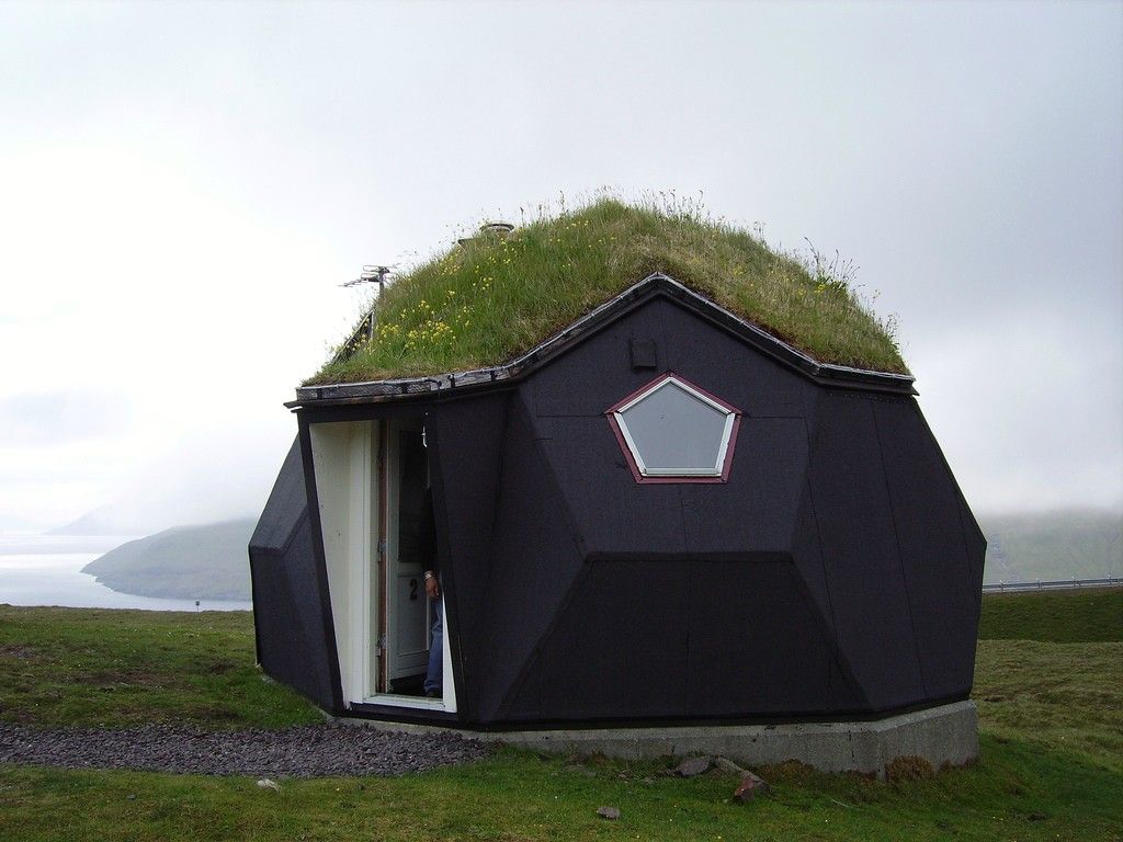 Зелена морава на покрива на куполната къща