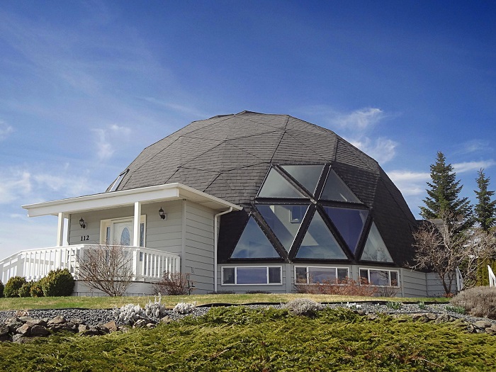 Поради свойствата си, формата на геодезическия купол е най -стабилната и следователно най -безопасната форма за дома.