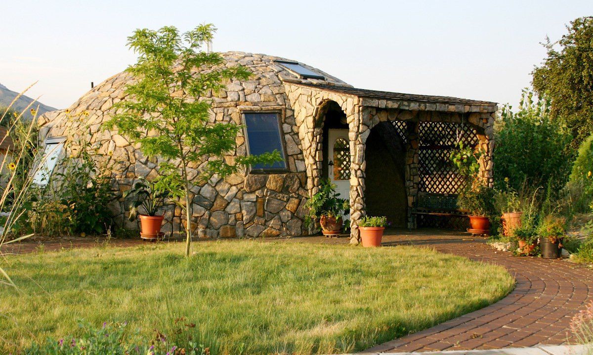 Куполна къща от естествен камък