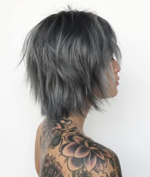coupe de cheveux courte - tatouages ​​- coiffures à la mode