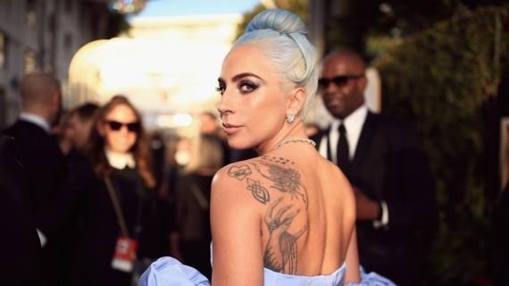 Lady Gaga z powrotem tatuaż globusy lede